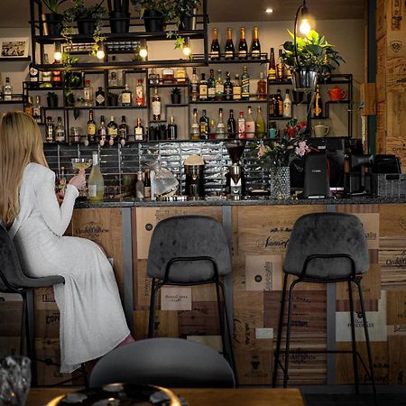 אוסטראודה Willa Port מראה חיצוני תמונה A woman sitting at a bar