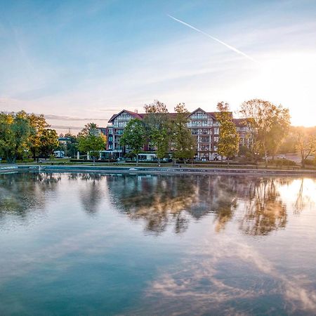 אוסטראודה Willa Port מראה חיצוני תמונה The lake at the campus of the University of Applied Sciences and Medical University of Southern Tyrol