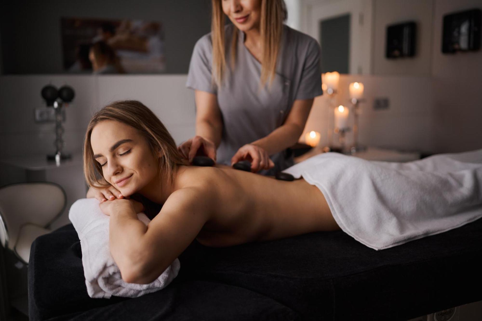 אוסטראודה Willa Port מראה חיצוני תמונה A woman receiving a hot stone massage