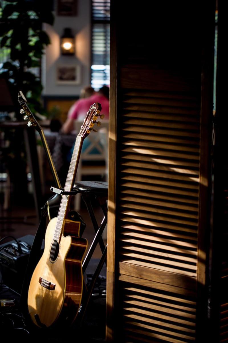 אוסטראודה Willa Port מראה חיצוני תמונה A guitar in a stand
