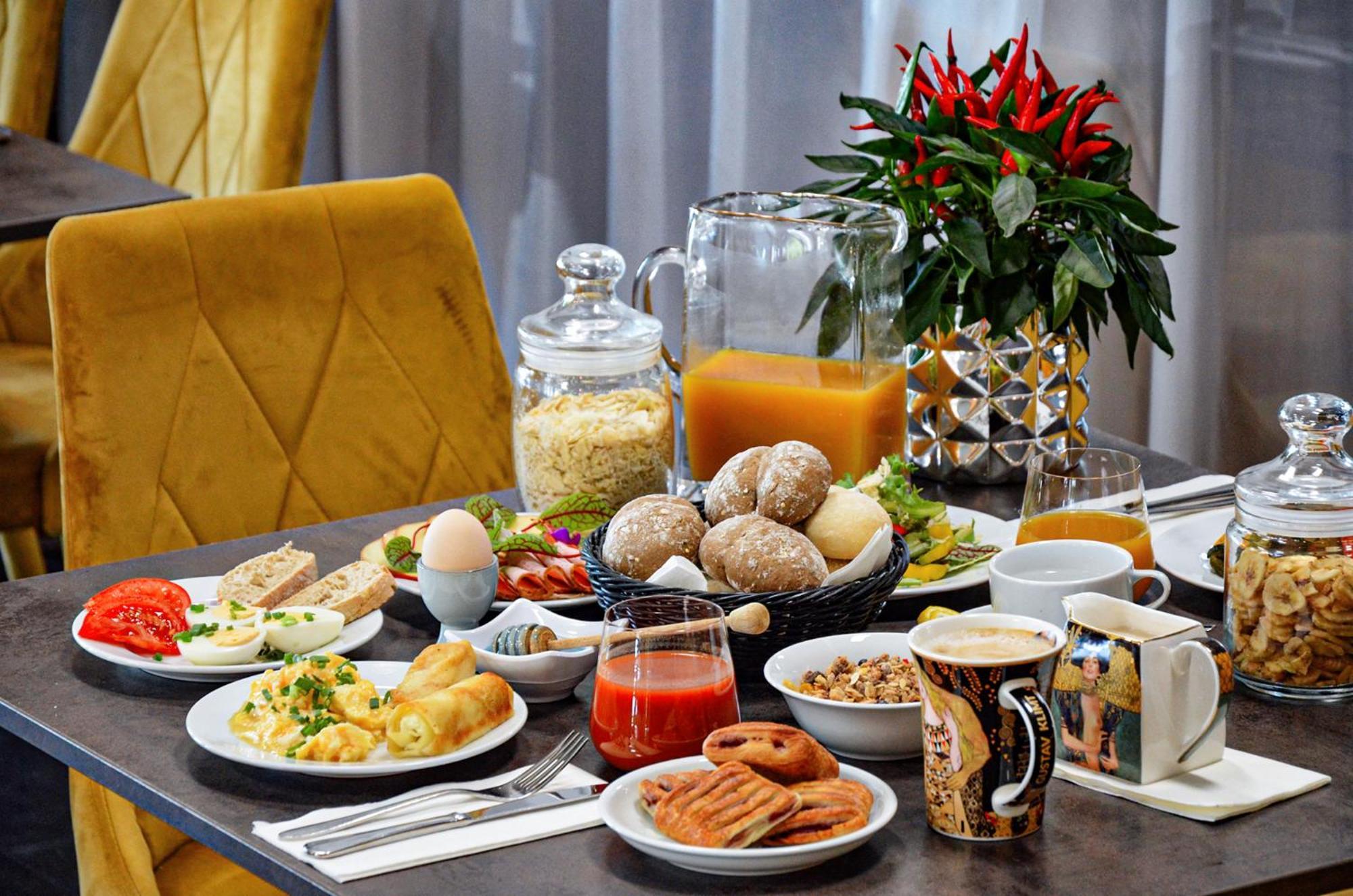 אוסטראודה Willa Port מראה חיצוני תמונה A typical Israeli breakfast
