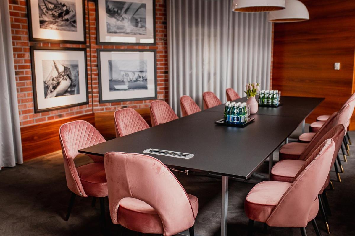 אוסטראודה Willa Port מראה חיצוני תמונה The boardroom at the 1960s building