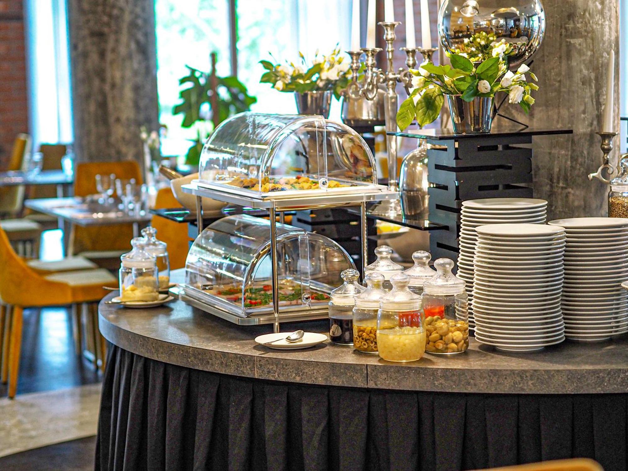 אוסטראודה Willa Port מראה חיצוני תמונה A buffet at a hotel