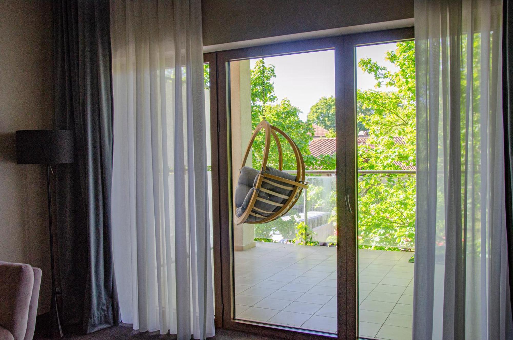 אוסטראודה Willa Port מראה חיצוני תמונה A hanging chair