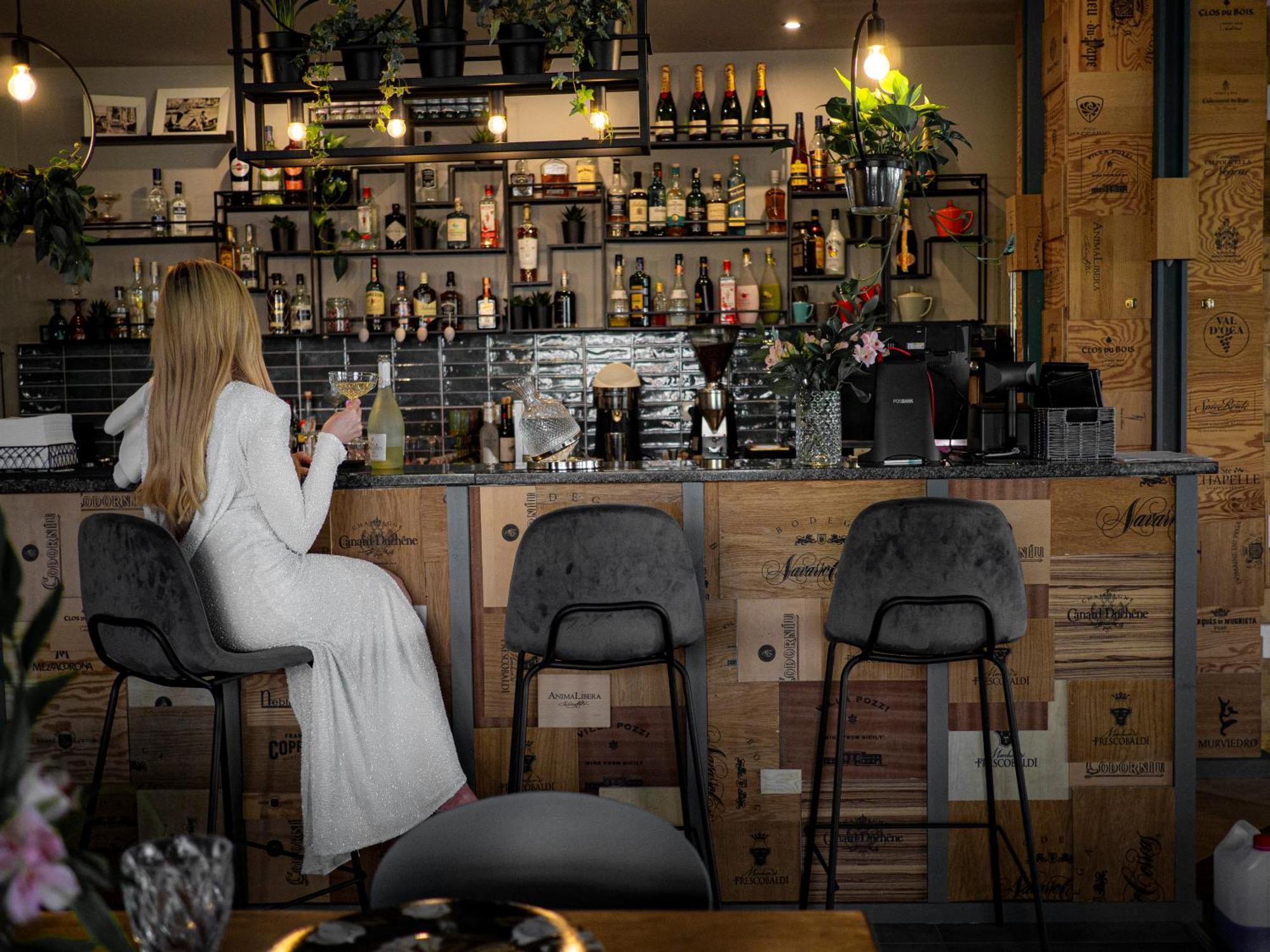 אוסטראודה Willa Port מראה חיצוני תמונה A woman sitting at a bar
