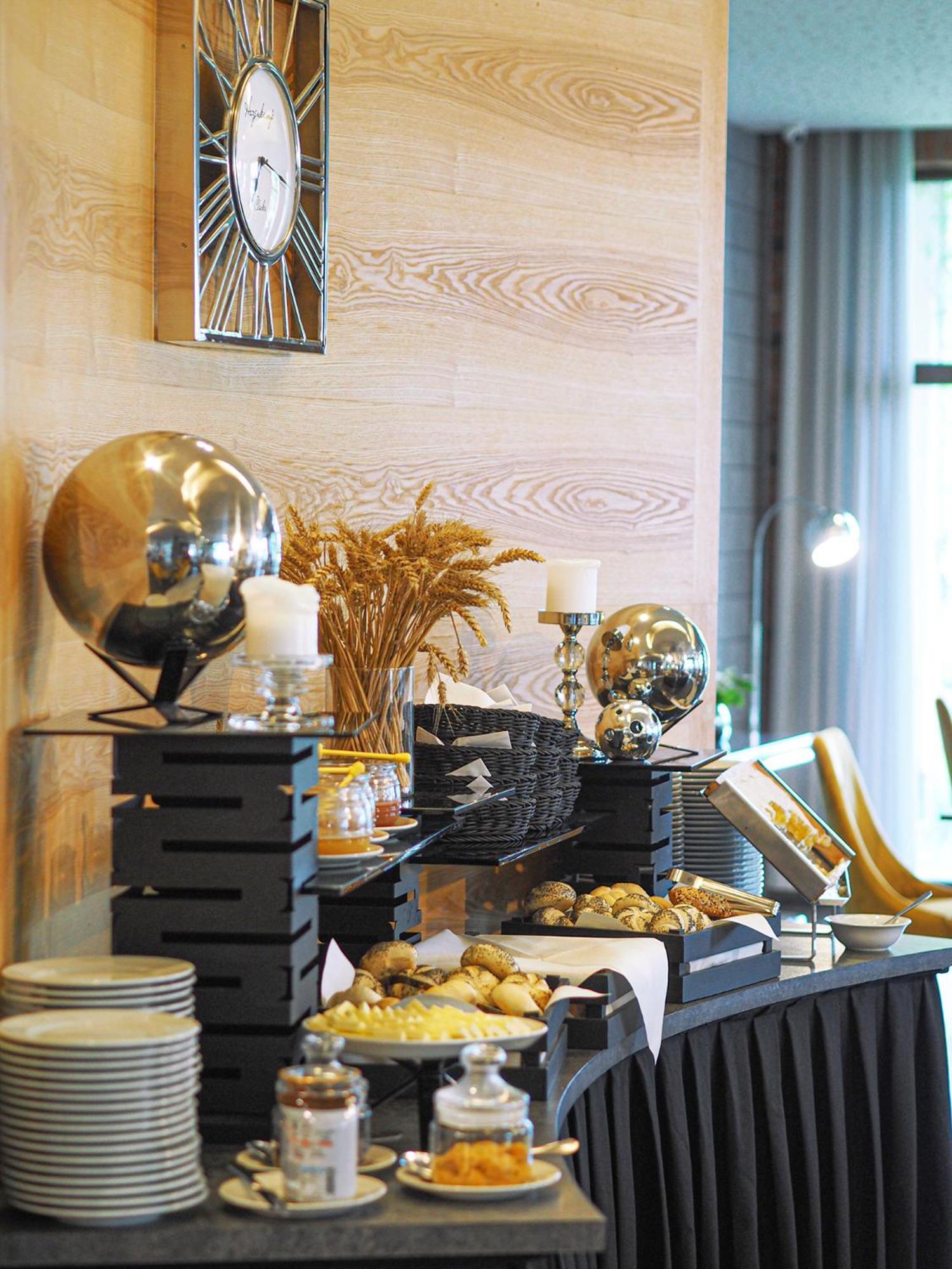 אוסטראודה Willa Port מראה חיצוני תמונה A buffet at a hotel