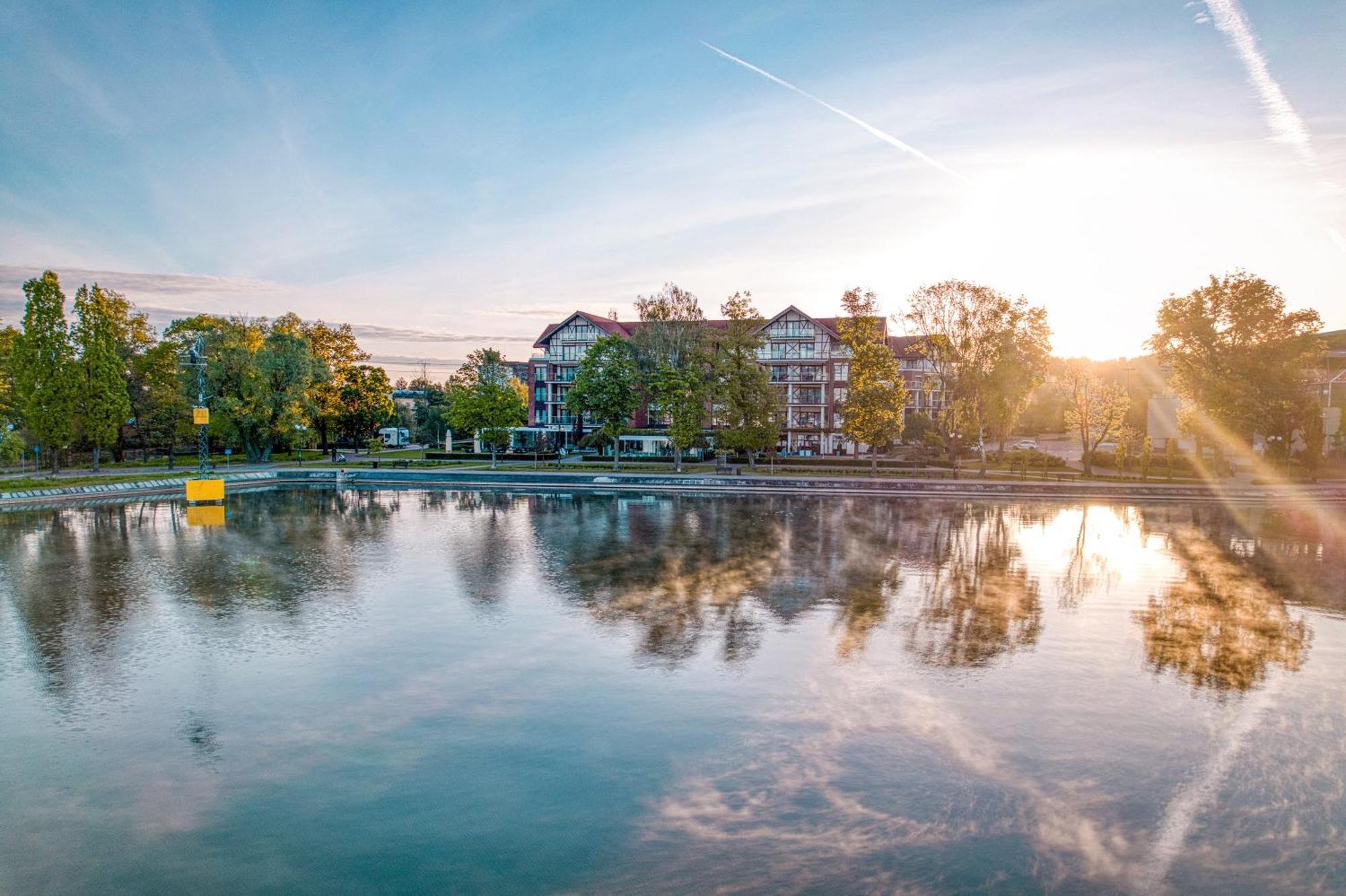 אוסטראודה Willa Port מראה חיצוני תמונה The lake at the campus of the University of Applied Sciences and Medical University of Southern Tyrol